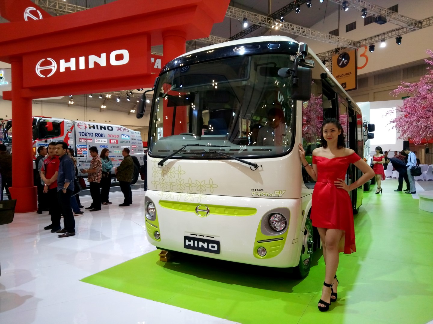 Ramaikan GIIAS 2018 Booth Hino Hadirkan Bus Bertenaga Listrik Mobitekno