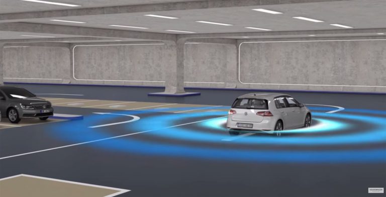 Volkswagen Satukan Parkir Otomatis dengan Pengisian Baterai