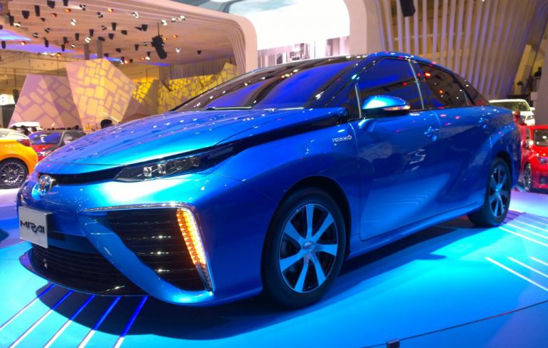 Toyota Targetkan Mobilnya Bebas Bensin 35 Tahun Lagi