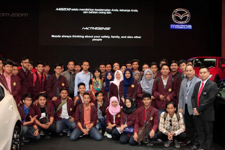 Dapat Kunjungan Pelajar, Booth Mazda di GIIAS 2016 Kenalkan Inovasi dan Teknologi Mazda