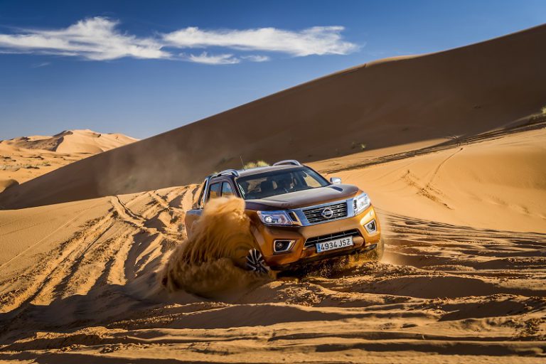 Pembalap Paris-Dakar Ikut Uji Ketangguhan Nissan Navara di Gurun Sahara