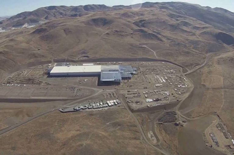 Tesla Mulai Produksi Baterai di Pabrik Raksasa Gigafactory