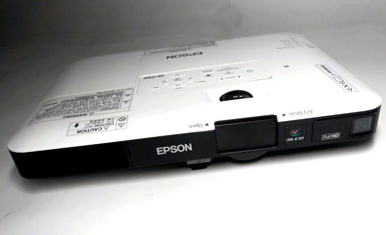 Review Epson EB-1795F: Ringan, Kompak, Fleksibel, Seperti Membawa Notebook 12 Inci