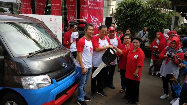 Peduli Thalassaemia, Daihatsu Serahkan Satu Unit Kendaraan untuk Yayasan Thalassaemia Indonesia