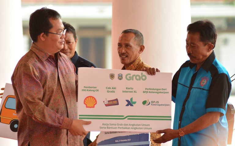 Gelar CSR, Grab Bantu 500 Pengemudi Angkot di Surabaya
