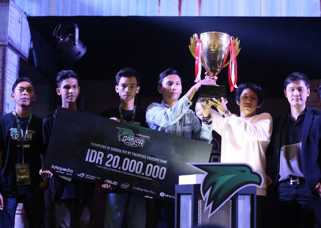 Baron Cyber Cafe Angkat Tropi Juara 1 dan berfoto besama CEO Mineski Indonesia Agustian Hwang
