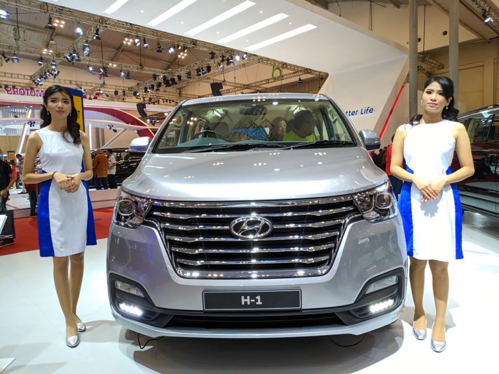 Hyundai H-1 dan Santa Fe di GIIAS 2018