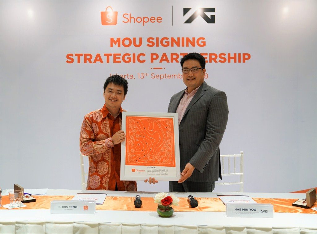 MoU Signing Shopee X YG Group Penyerahan simbolis Batik Shopee untuk YG Group