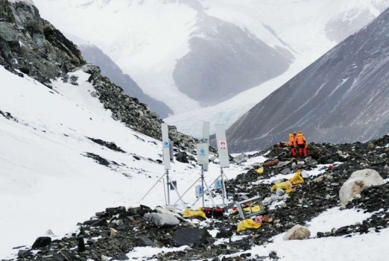 Unjuk Kebolehan, Huawei Sukses Pasang Base Station 5G di Gunung Everest pada Ketinggian 6500 Meter