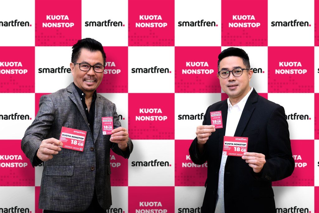 Djoko Tata Ibrahim Deputy CEO Smartfren dan Roberto Saputra Chief Brand Officer Smartfren meluncurkan KUOTA NONSTOP