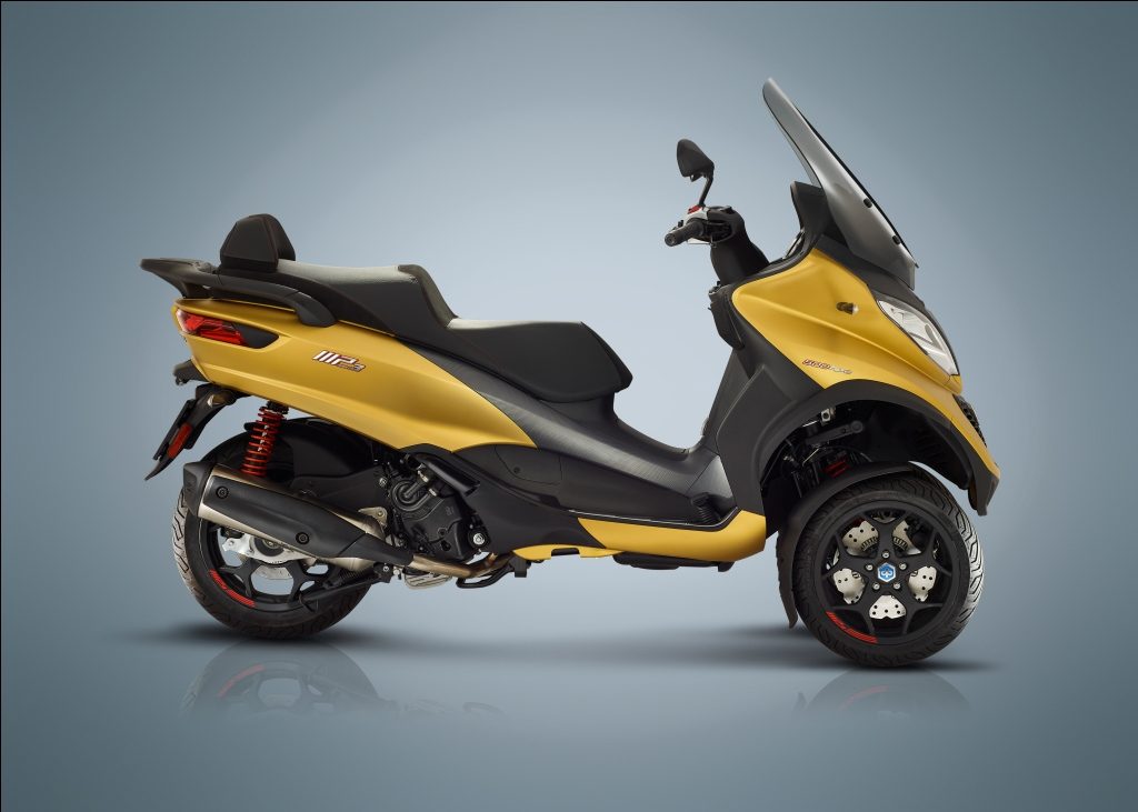 Piaggio MP3 500 Side With Back Ground