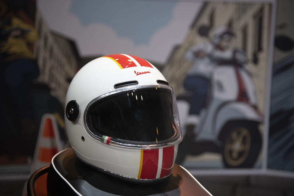 10 Racing Sixties White Helmet