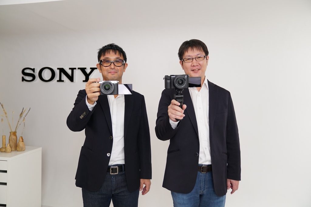 kiri kanan Koji Sekiguchi Marketing Director Sony Indonesia dan Takatsugu Yamamoto Head of Product Marketing Digital Imaging Sony Indonesia