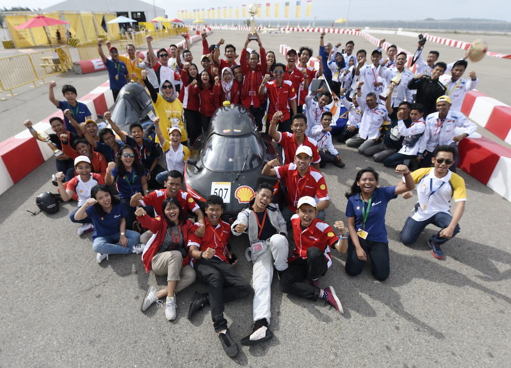 3 tim mahasiswa Indonesia dengan mobil hemat energinya setelah me juarai Drivers World Championship Regional Asia di Singapura pada 2018
