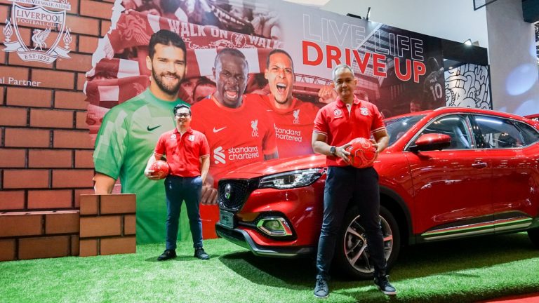 Para Fans Liverpool FC Menyerbu Booth MG Motor Indonesia di GIIAS 2021
