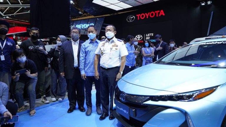 Bluebird dan Toyota Hadirkan Layanan Kendaraan Ramah Lingkungan