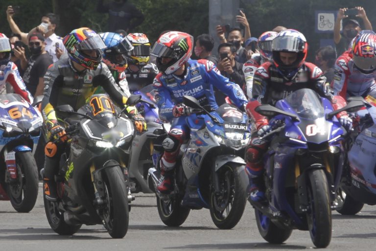 Disambut Presiden Joko Widodo, Joan Mir dan Alex Rins Apresiasi Fans MotoGP di Indonesia