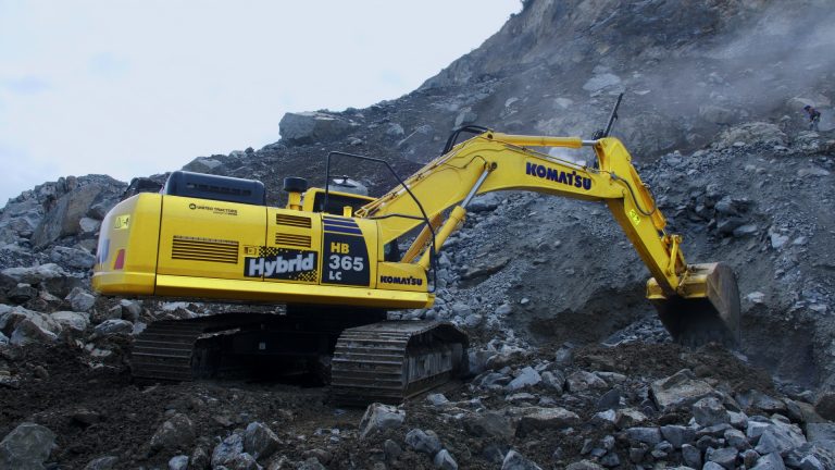 Dukung Indonesia Bebas Emisi, United Tractors Luncurkan Excavator Hybrid Komatsu HB365-1
