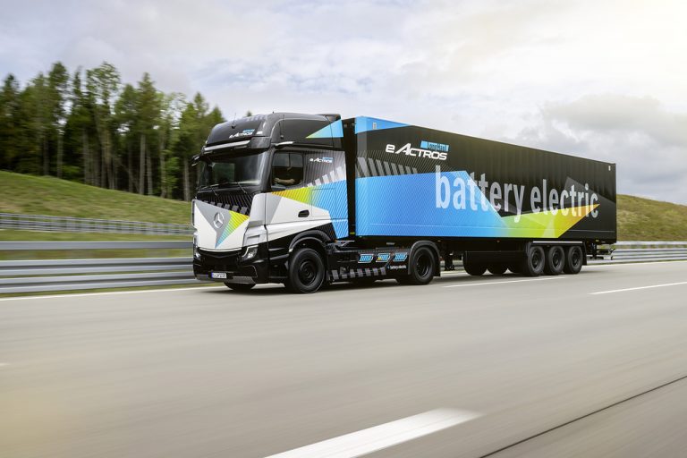 Mercedes-Benz Perkenalkan Truk Listrik eActros LongHaul dengan Kemampuan Jelajah 500 km