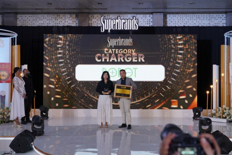 Vivan dan Robot Boyong Penghargaan dari Superbrand