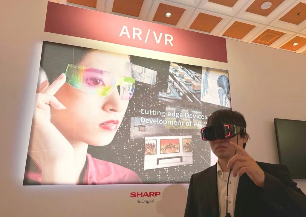 Sharp VR hmd 03