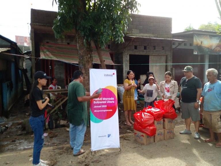 Indosat Ooredoo Hutchison Salurkan Bantuan kepada Korban Banjir dan Longsor Manado