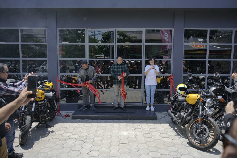 Resmikan Gerai Eksklusif Baru, Royal Enfield Perluas Destinasi Pure Motorcycling ke Surabaya