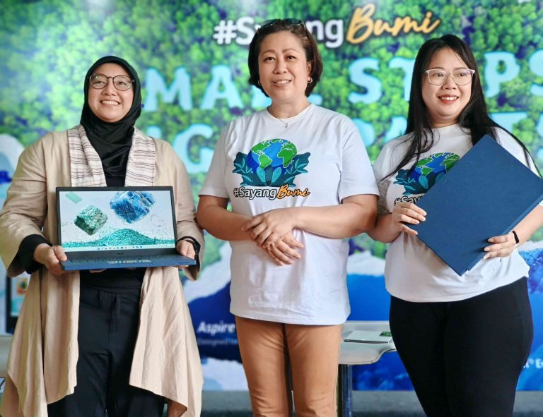 Tak Cuma Bersihkan Pantai, Acer Indonesia Bersama Seasoldier Juga Tanam Ratusan Bibit Mangrove di Pantai Tanjung Pasir