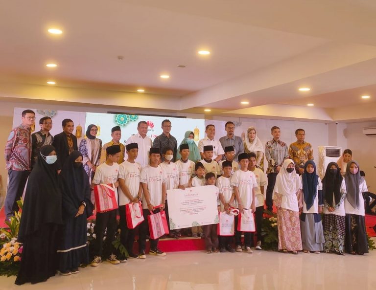 Donasi Ramadan Huawei bagi Para Santri Pertegas Komitmennya Dukung Cetak Talenta Digital Indonesia