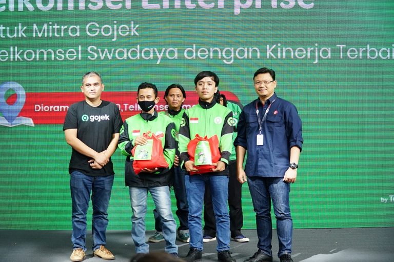 Apresiasi kepada Mitra Gojek, Telkomsel Salurkan 250 Paket Sembako