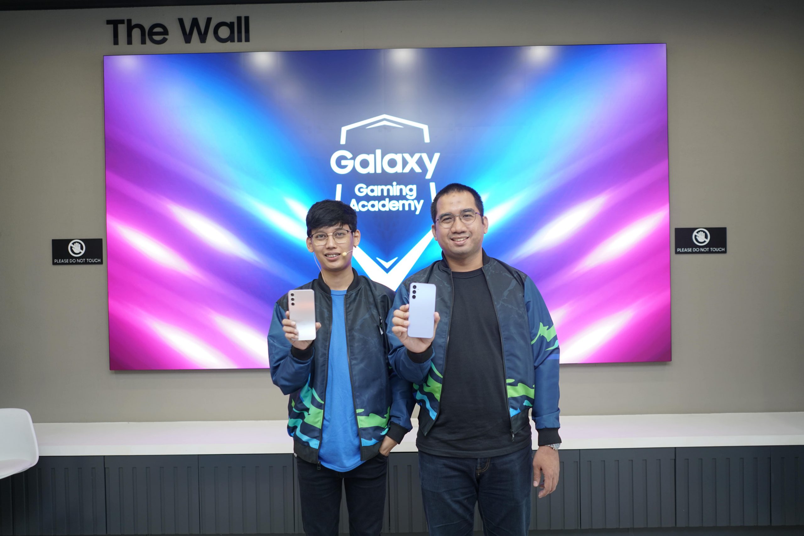 Foto 1 Taufiq Furqan MX Product Marketing Manager Samsung Electronics Indonesia dan Bangduk Galaxy Coach scaled
