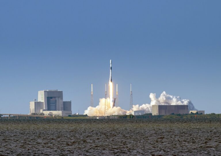 Satelia SATRIA-1 Sukses Diluncurkan oleh Roket SpaceX Falcon 9. Akan Bergerak ke Orbit 146°BT di Atas Langit Papua
