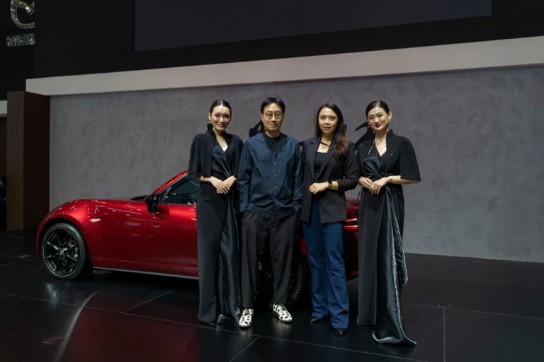 Kerja sama Mazda dengan Jeffry Tan Ciptakan Busana yang Gabungkan Seni dan Keindahan”