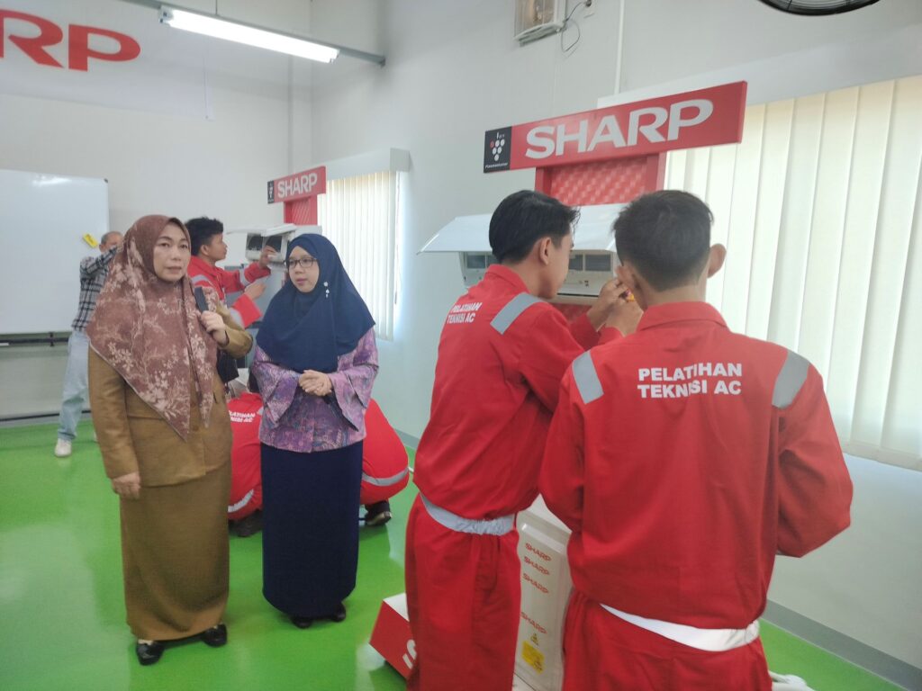 053 Foto 4 Ibu Lise Tiasanty Customer Satisfaction Division Head PT Sharp Electronics Indonesia menjelaskan mengenai kurikulum program pelatihan teknsisi AC