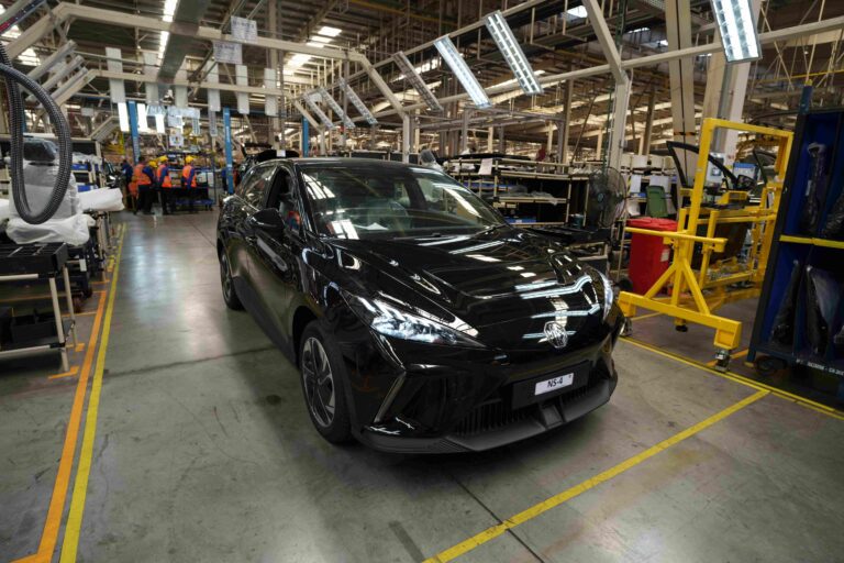 MG ZS EV dan MG 4 EV Buatan Lokal Siap Mendobrak Pasar Mobil Listrik Indonesia