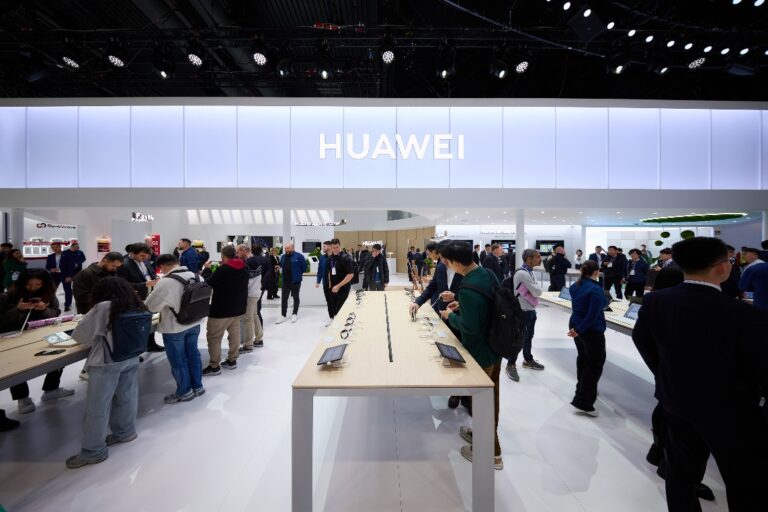 Huawei Semarakkan MWC 2024 dengan Lini Produk Fashion-Forward Kelas Atas