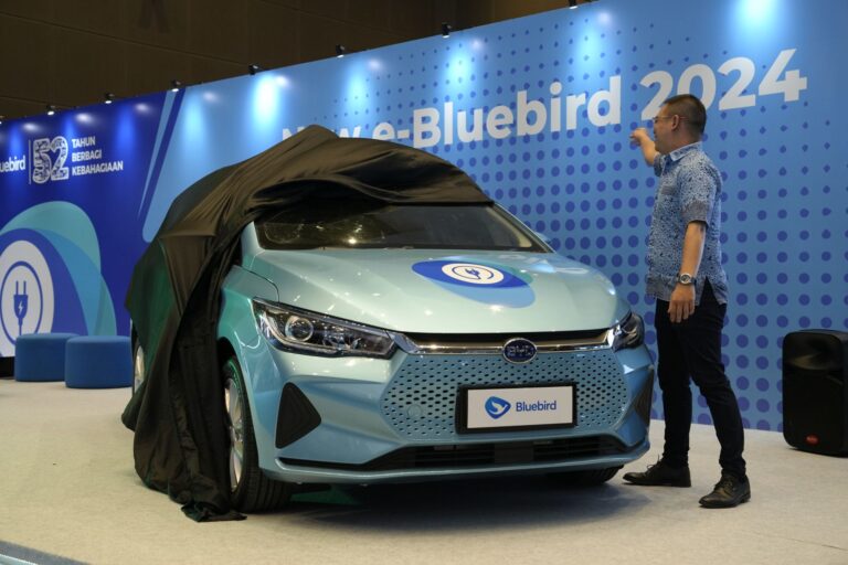 Bluebird Perkenalkan Taksi Listrik Baru BYD e6 Gen 2 di PEVS 2024. Tahun Ini Mulai Beroperasi