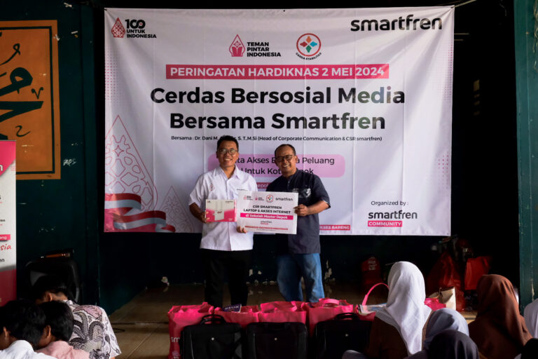 Peringati Hadiknas 2 Mei 2024, Smartfren Donasikan Laptop