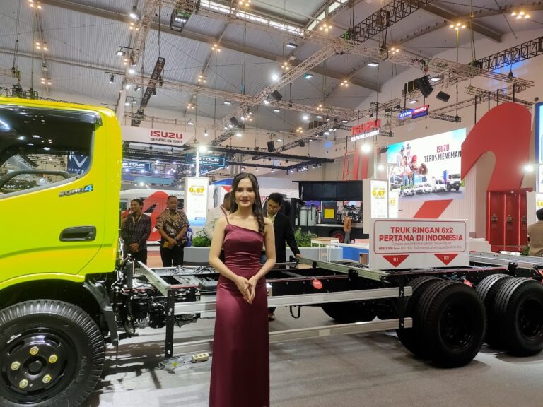 Truk HINO 300 – 136 HDL 6×2 dan HINO 500 FM 280 JD Retarder Resmi di GIIAS 20204. Salah Satunya Jadi yang Pertama di Indonesia