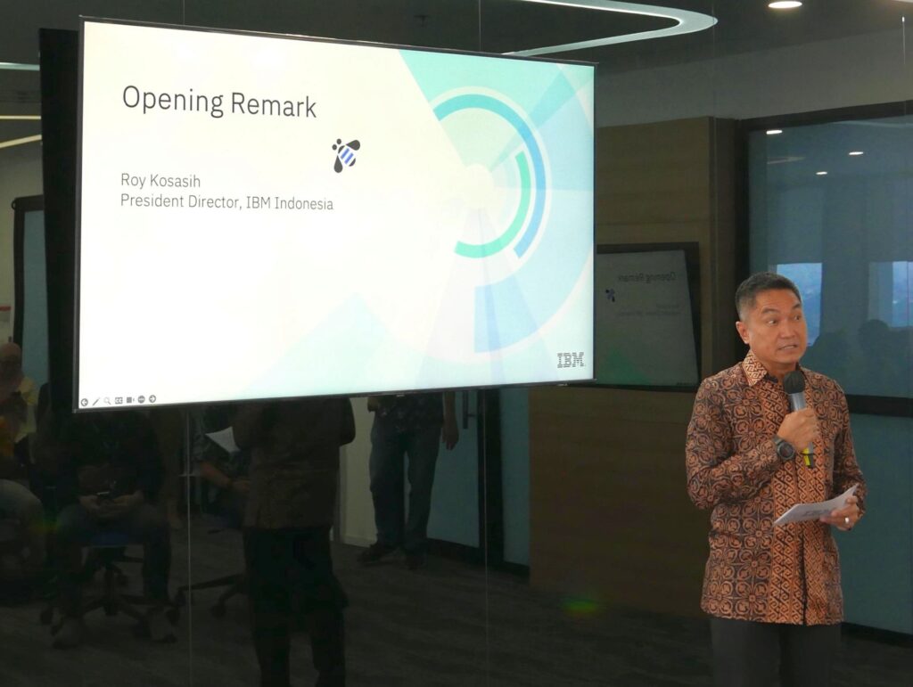 Foto 3 Roy Kosasih President Director IBM Indonesia membuka acara Media Briefing bertema IBM Impact for Adult Learners Academia and Women