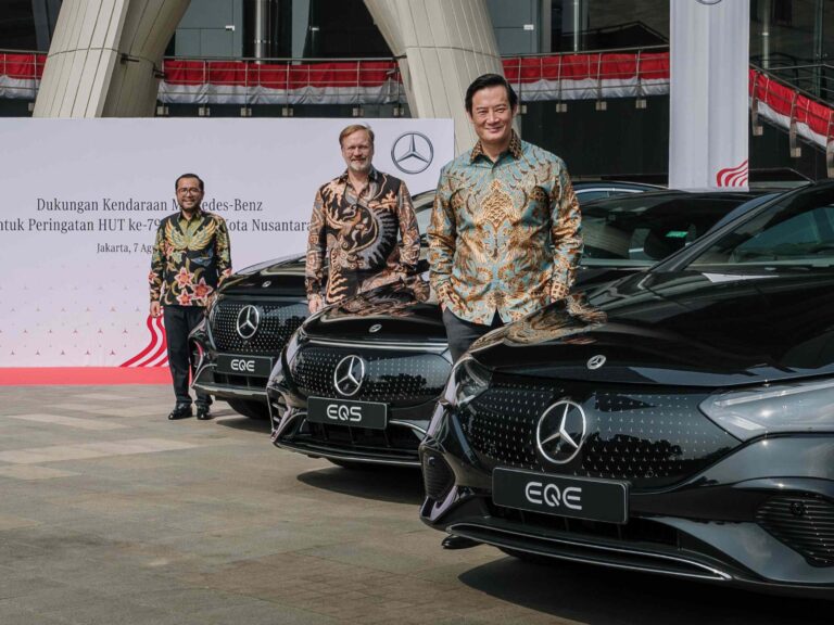 Rayakan HUT Ke-79 RI di IKN, Mercedes-benz Serahkan 16 Unit Kendaraan Listrik