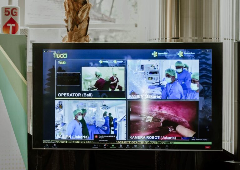 Kolaborasi Telkomsel dan UAA Kembangkan Layanan Robotic Telesurgery Berbasis 5G di Indonesia