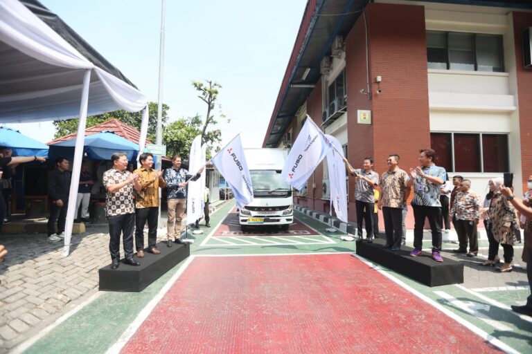 Dukung Karbon Netral, Yusen Logistics Indonesia Resmi Gunakan Truk Listrik Mitsubishi Fuso eCanter