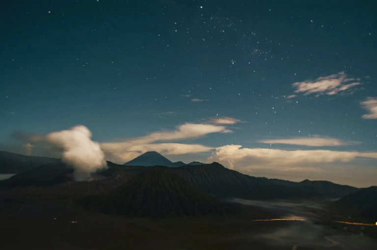 Fenomena Hujan Meteor Geminid 2024, Kamu Bisa Kunjungi 5 Destinasi Ini untuk Menikmatinya