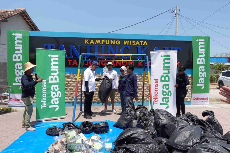 Telkomsel Jaga Bumi Kembali Kurangi Emisi Karbon, Tanam 10.600 Mangrove Hasil Donasi Telkomsel Poin