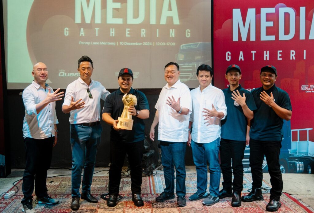 2. Tim Great Mates Pemenang Kompetisi Global UD Gemba Challenger 2024 bersama manajement UD Trucks dan Astra UD Trucks