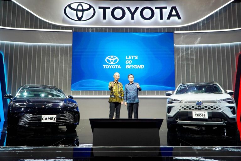 Toyota Unjuk Gigi di IIMS 2025, New Camry HEV & Corolla Cross HEV Terbaru Siap Pimpin Era Elektrifikasi