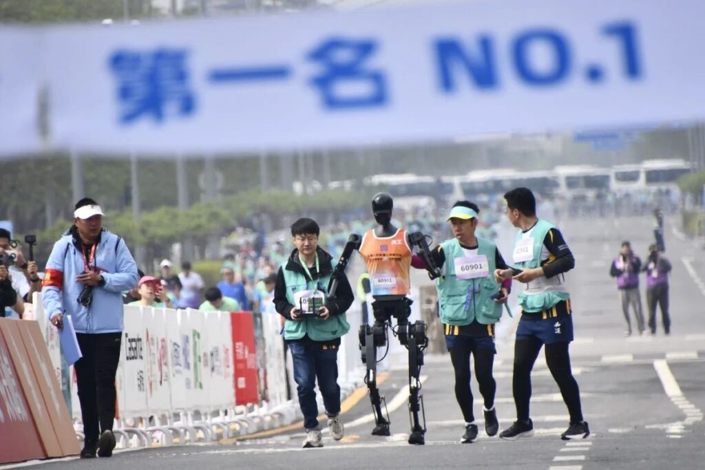 Robot half marathon Yizhuang 02