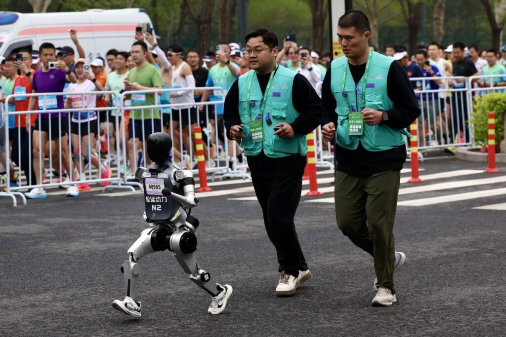 Pertama di Dunia, Robot Humanoid Ikut Lomba Half-Marathon di Cina. Gimmick Sekaligus Unjuk Gigi Kemajuan Teknologi 1 Robot half marathon Yizhuang 03