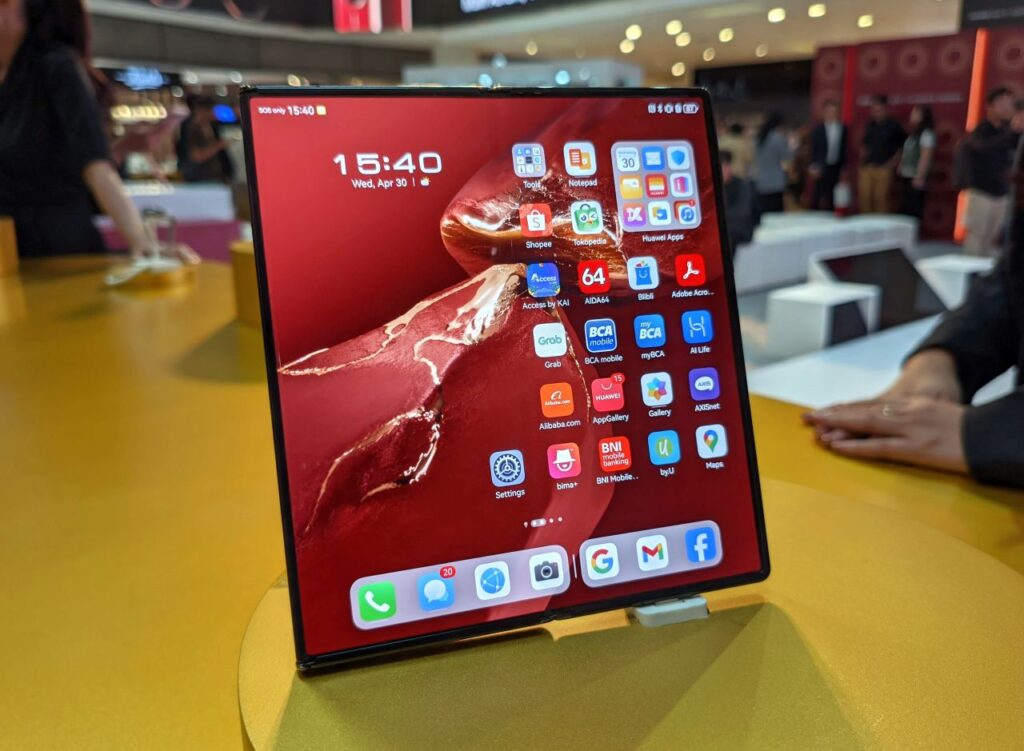 HUAWEI Mate XT 06